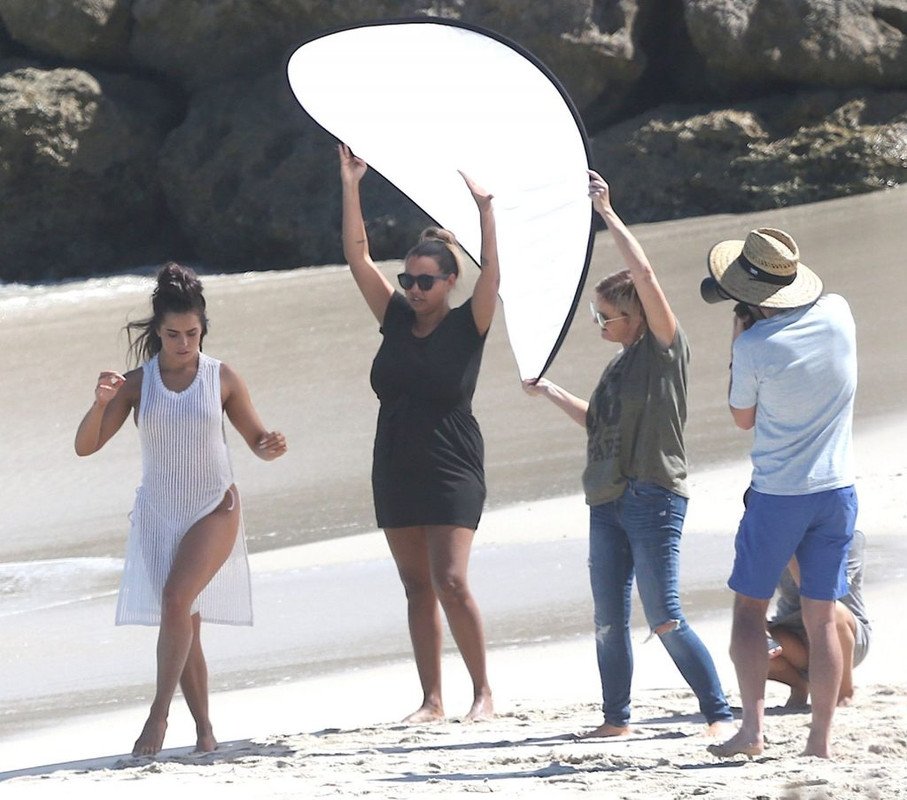 Holly-Young-UpskirtSTARS.com (15)