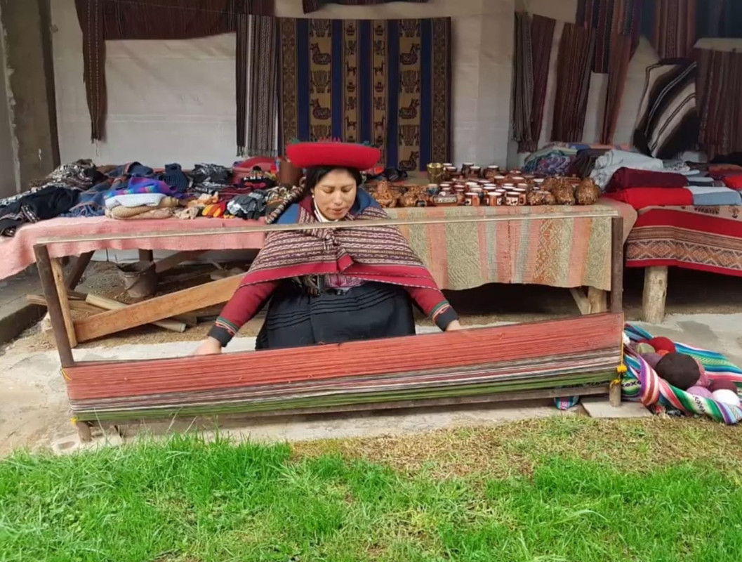 Artesã em Chinchero no Peru