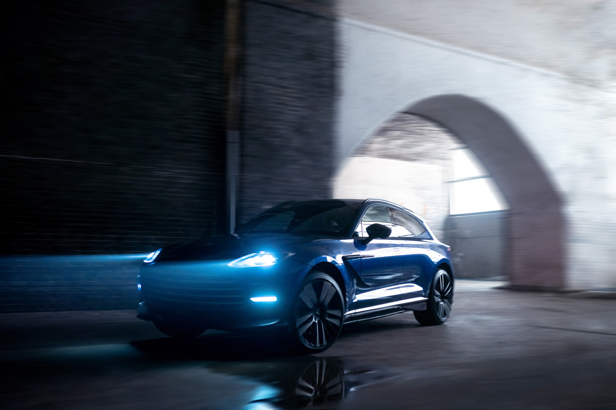 AstonMartinDBX707_17