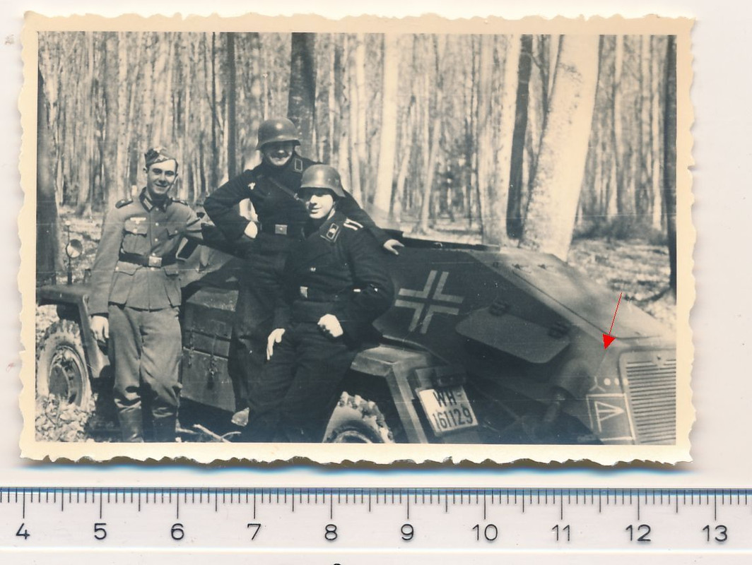 SUPER FOTO 2.WK Panzersoldaten mit Panzerspähwag