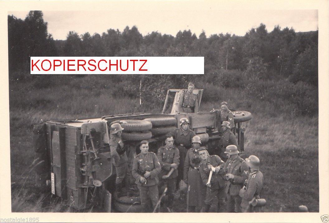 Foto deutsche Soldaten vor umgestürztem Wehrmach