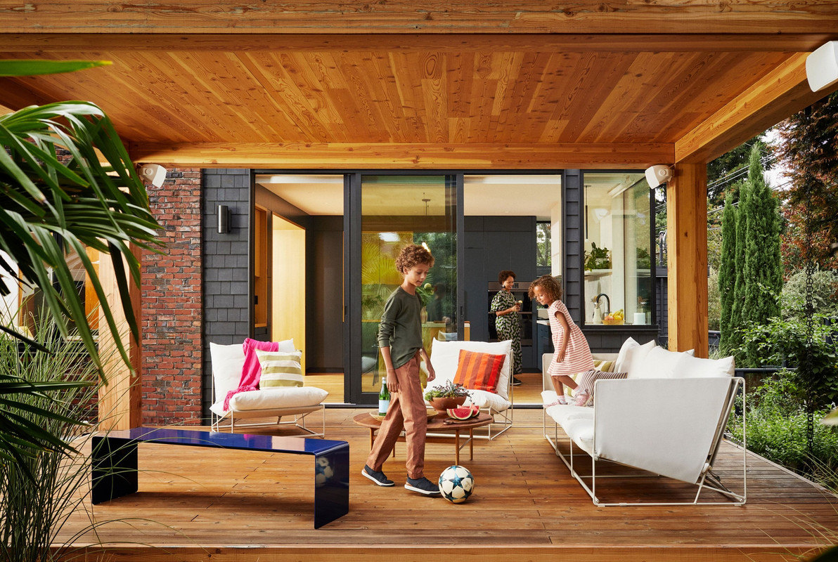 Bocinas para exteriores Sonos instaladas en un patio moderno con piscina.