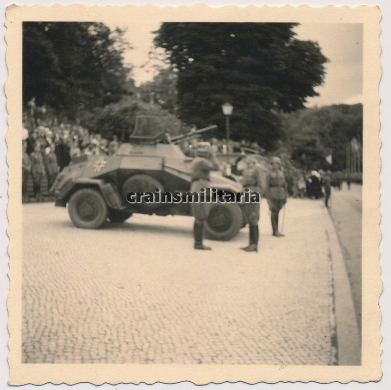 Orig. Foto SdKfz 222 Panzerspähwagen bei Parade 
