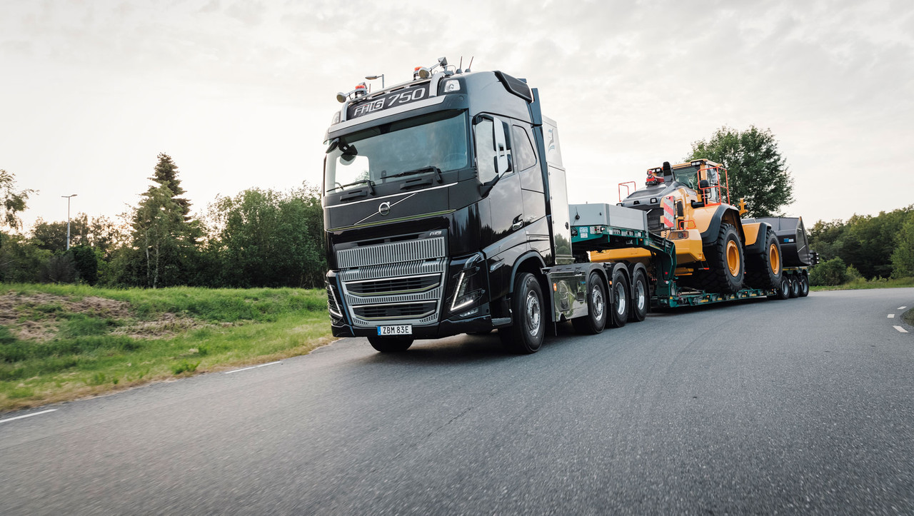 1860x1050-08A9524-FH16-with-machine-trailer