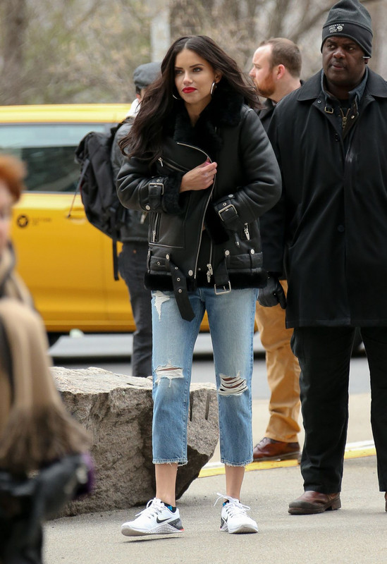 adriana-lima-on-the-set-of-a-maybelline-commercial-in-new-york-0