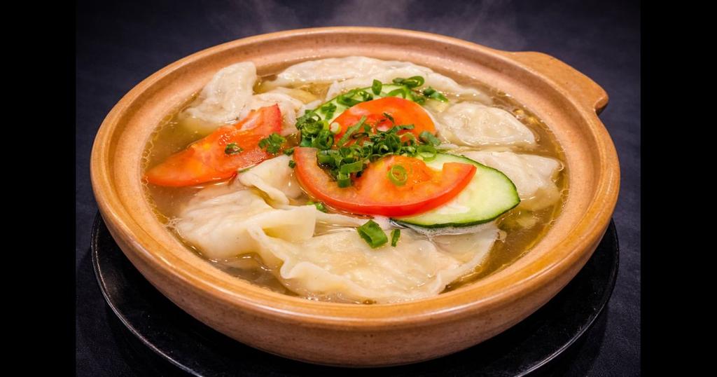 Teigtaschen in Brühe (im Tontopf)