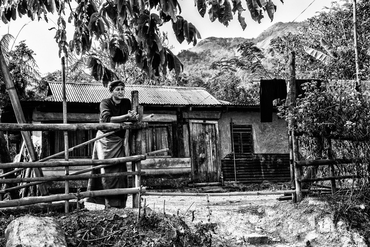 blacknwhite-woman-barn.jpg