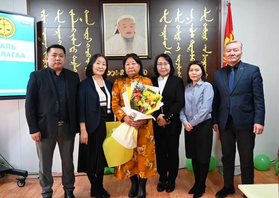 Ахмад шүүгч шагнуулав