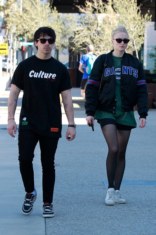 sophie-turner-shopping-in-la-12519-5