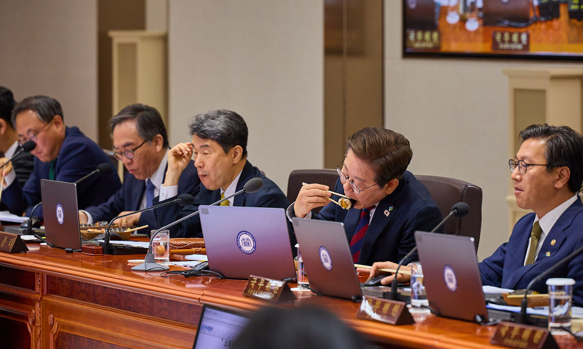 김밥을 먹으며 국무회의를 주재하는 이재명 대통령과 각료들