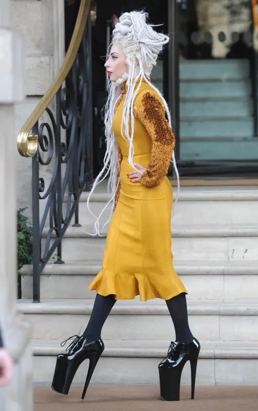 12-9-13-Leaving-The-Langham-Hotel-004.we