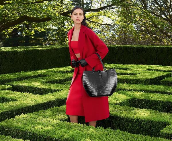 Furla, la campagna Autunno/Inverno 2023-24 con Irina Shayk