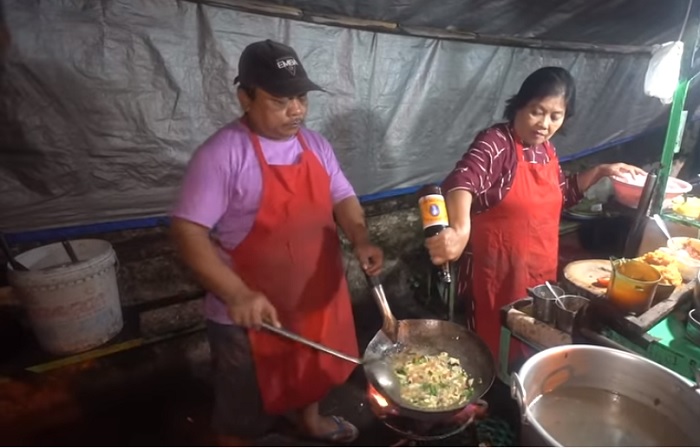 Proses memasak di Harjo Bestik, Solo.