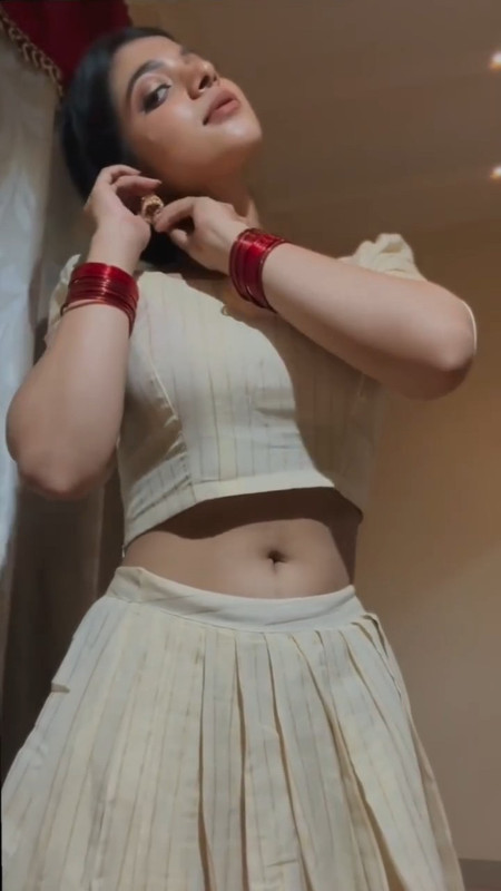 cute malayali girl sexy navel in kerala dress.mp4_snapshot_00.08.064