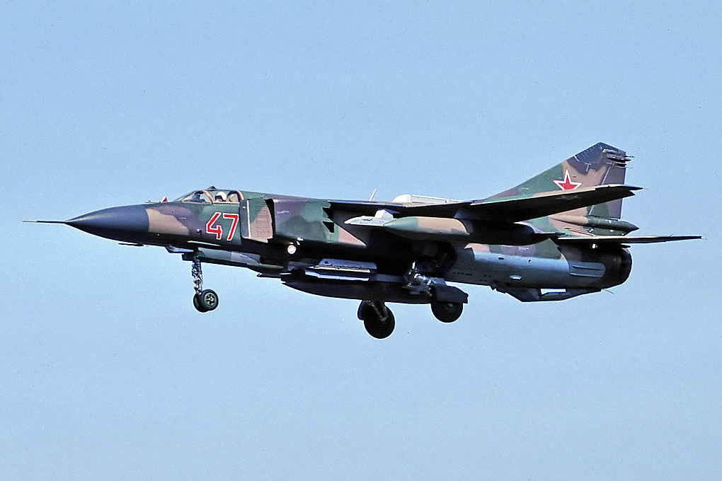 833 IAP Mig-23MLD 47 Red (4)