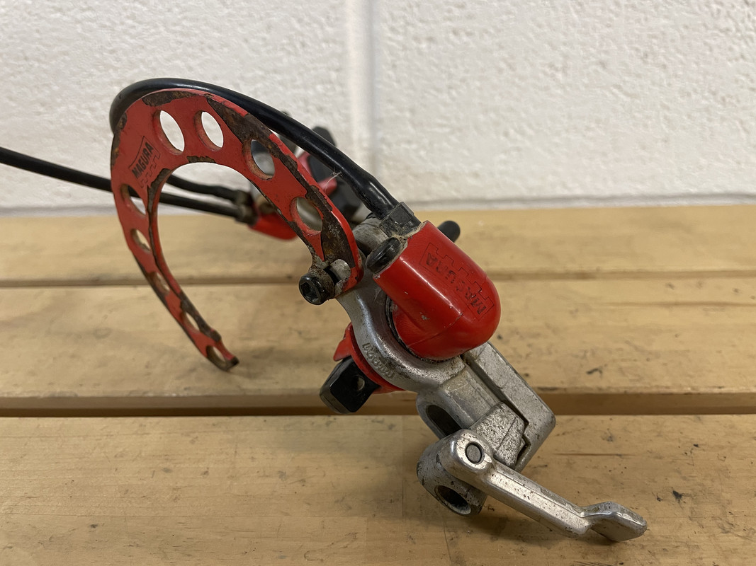 69FB54FF-7049-46B2-A2F3-66101AF53695