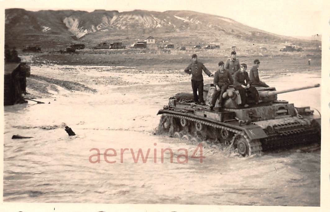 Deutscher Panzer III überquert Fluß Donezgebiet Ukraine Ostfront