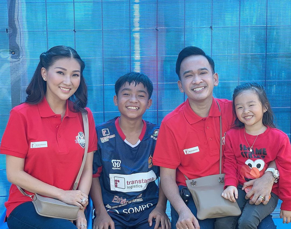 Thalia Putri Onsu, Sarwendah dan Ruben Onsu saat menemani Betrand Peto turnamen sepak bola