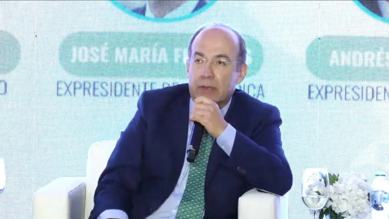 Felipe Calderón asegura que México tiene una democracia a punto de caer