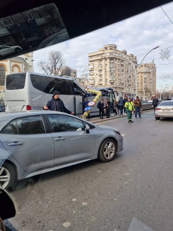 [Imagine: accident-pasajul-unirii-bucuresti.jpg]