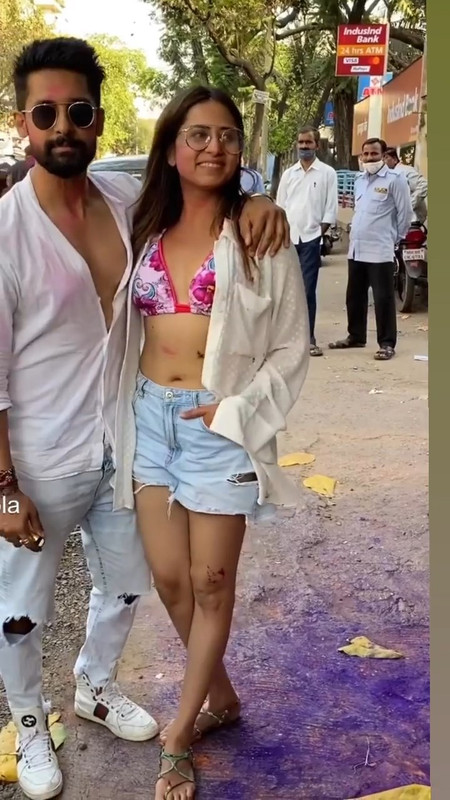 Hindi unknown actress navel zoom in white and red bikini.mp4_snapshot_00.04.659