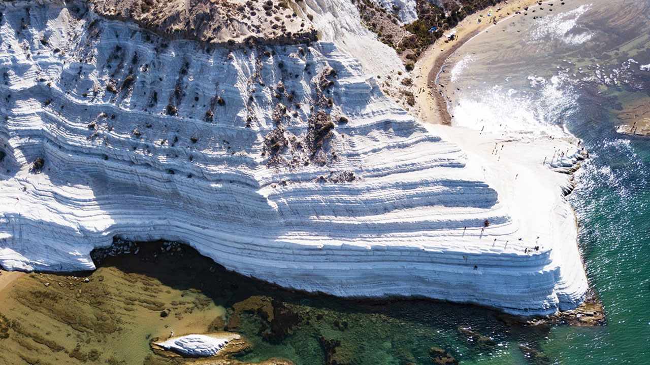 Pesona Keindahan Menakjubkan Pantai Scala dei Turchi di Sisilia