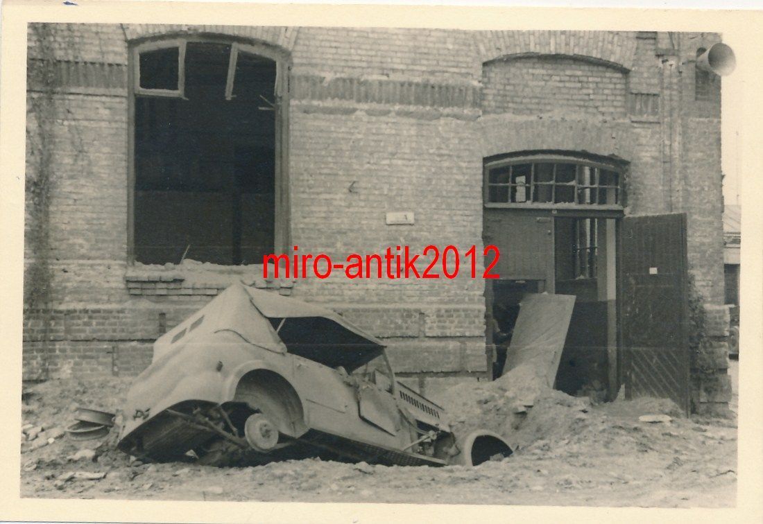Foto, Wehrmacht, Fahrzeug zerstört durch Explosi