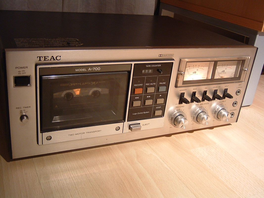 [Bild: TEAC-A700-b.jpg]