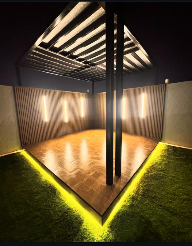 برجولة مع إضاءة خارجية