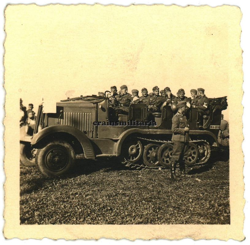 Orig. Foto Heer Soldaten mit frühe SdKfz Halbkette Zugmaschine