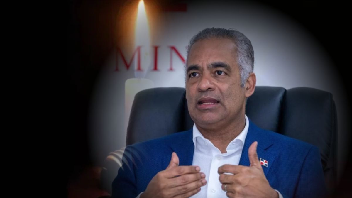 Joel Santos Echavarría gesticulando durante una entrevista con una vela difuminada al fondo