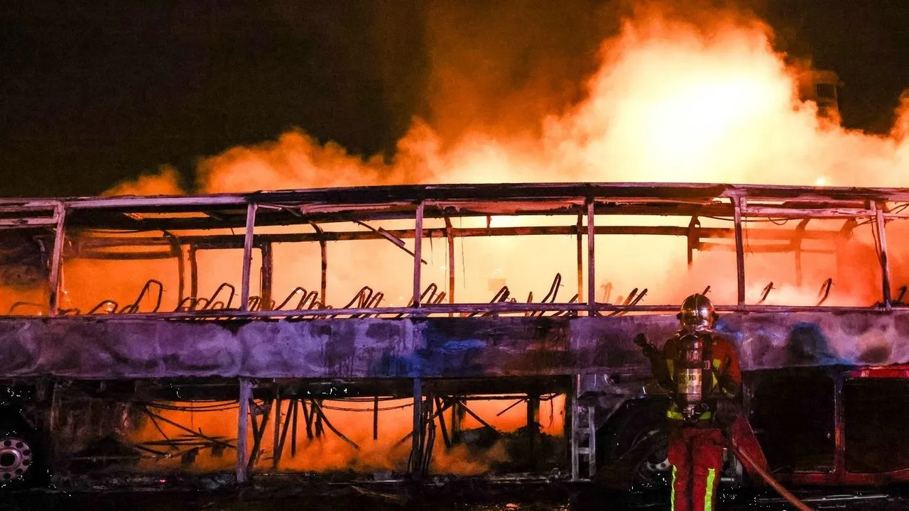 Continúan los disturbios en Francia pese al toque de queda