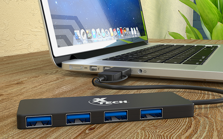 Una persona usando el hub para conectar múltiples dispositivos a su laptop.