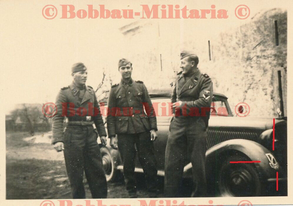 Foto Großnaundorf 1943 Soldaten 1st Panzer-Div. PKW Wappen Emblem Dietrich