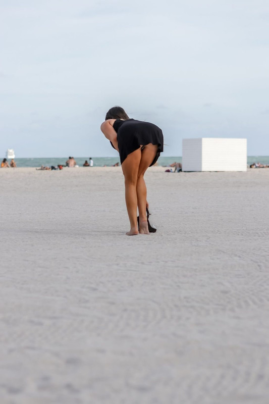 Claudia-Romani-Upskirt-STARS-com-4-1-1