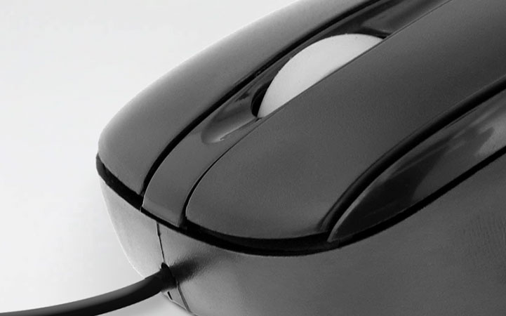 Mouse con cable Xtech XTM-175, mostrando su diseño ergonómico y contorneado.