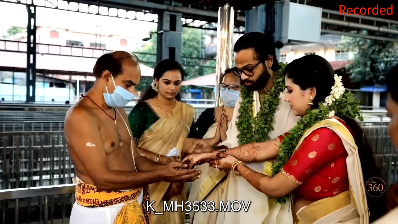 Malayali Bride Very Huge Breasts and Big Sexy Deep Navel Slips in Traditional Saree.mkv_snapshot_05.