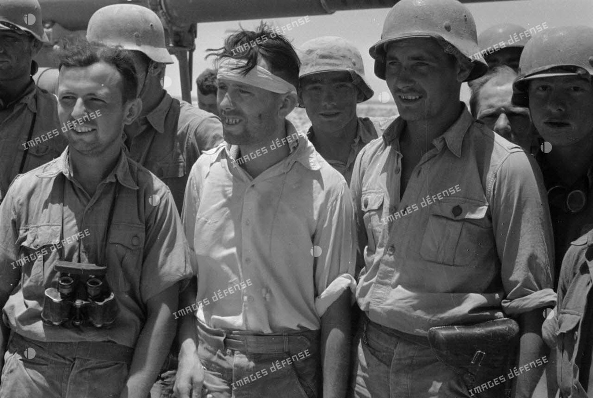 Un canon de 8,8 cm FlaK tire en position, attelée à son avant-train.6