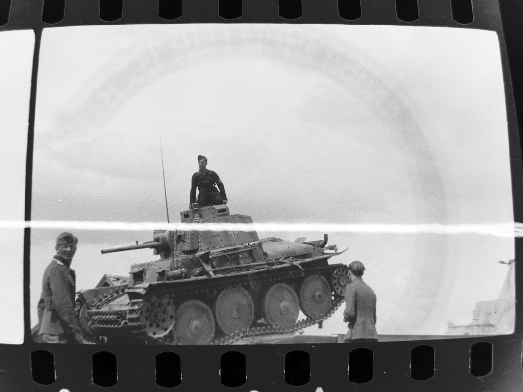 Panzerzug 62 Ausbooten Panzer 38(t) mit Infanter