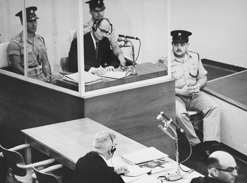 El acusado, Adolf Eichmann, toma notas durante su juicio