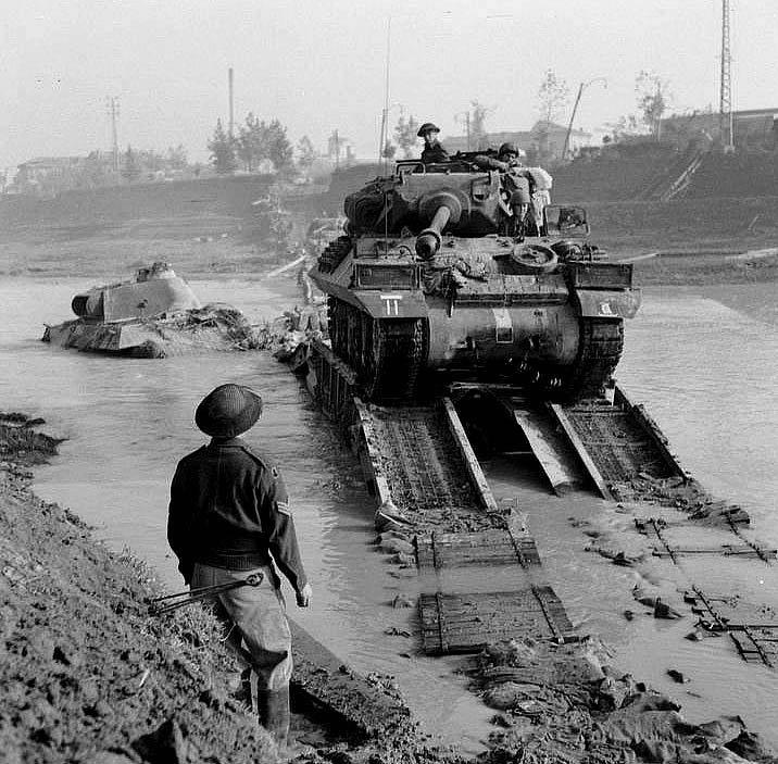 Chars insolites - Page 13 M10-britannique-traversant-la-rivi-re-Savio-avec-un-char-Panther-explos-dans-l-eau