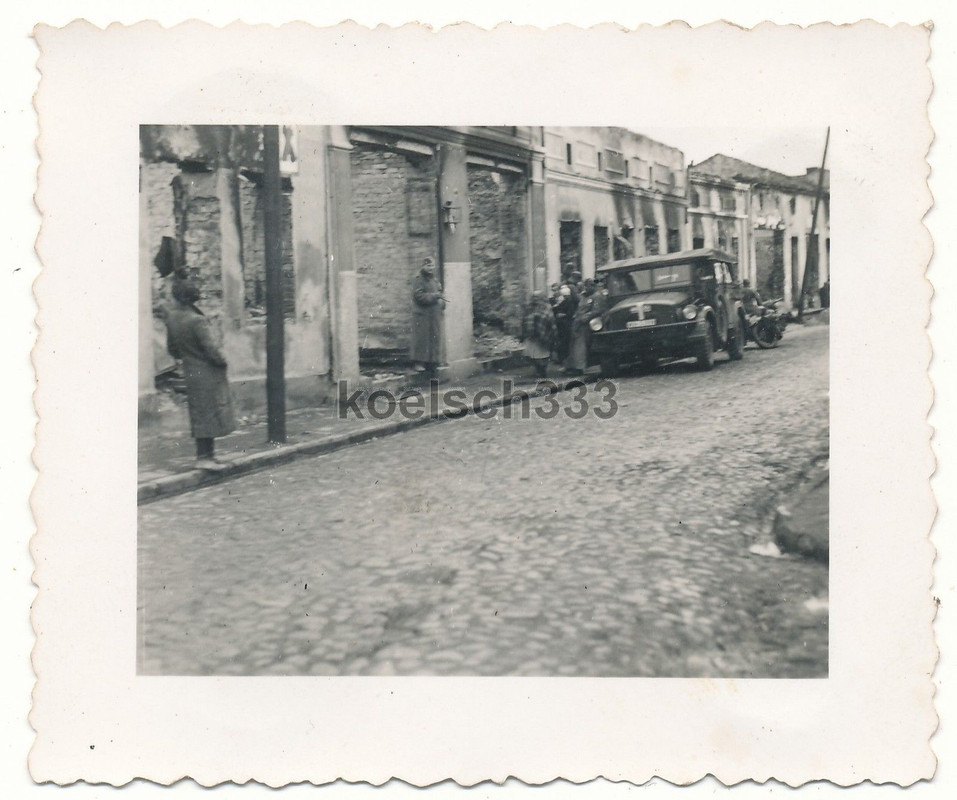 Foto Polen schwerer Einheits PKW vor Häuser Ruin