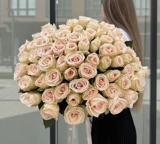 75 троянд High & Bridal під стрічку