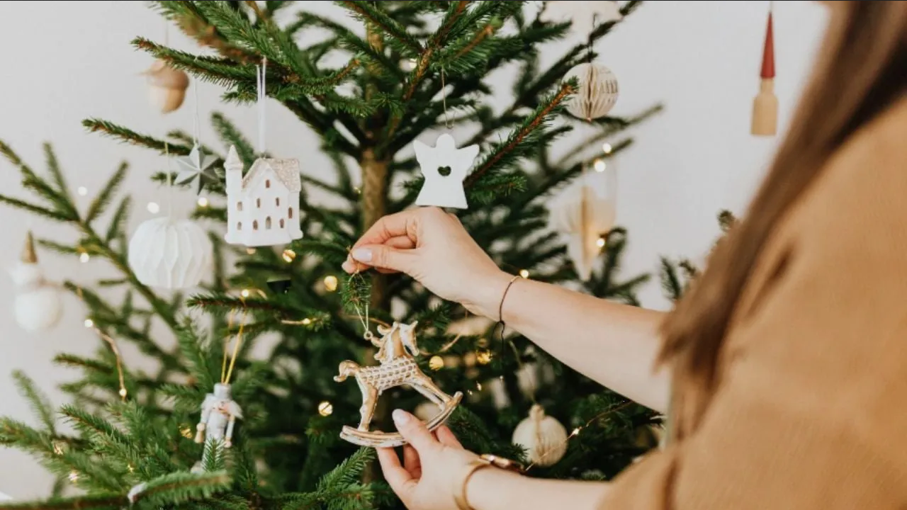 ¿Cómo quitar el árbol de Navidad para atraer suerte, según el Feng Shui?