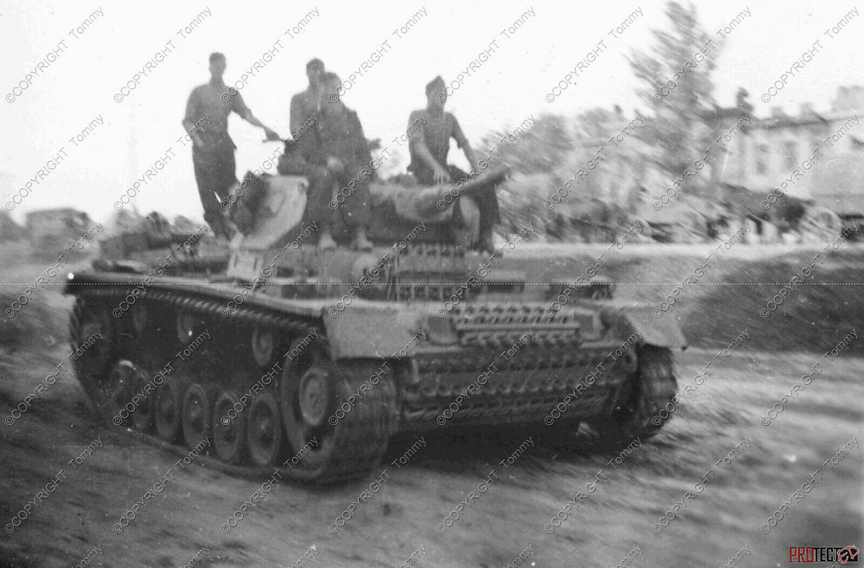 orig Foto Fotos Rumänischer Panzer Romania Panzer III mit Besatzung Barett