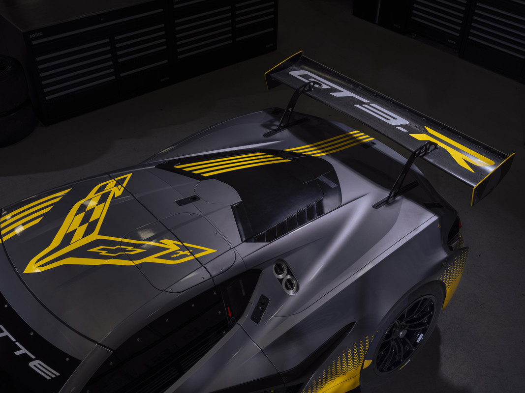 2024-chevrolet-corvette-z06-gt3r-003