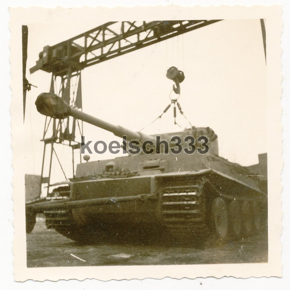 Foto Panzer VI Tiger am Strabokran einer Feldwerkstatt an der Ostfront Russland