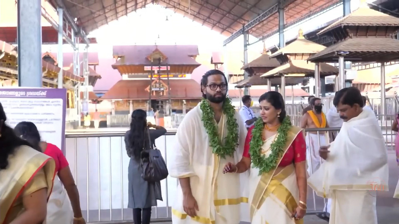 Malayali Bride Very Huge Breasts and Big Sexy Deep Navel Slips in Traditional Saree.mkv_snapshot_03.