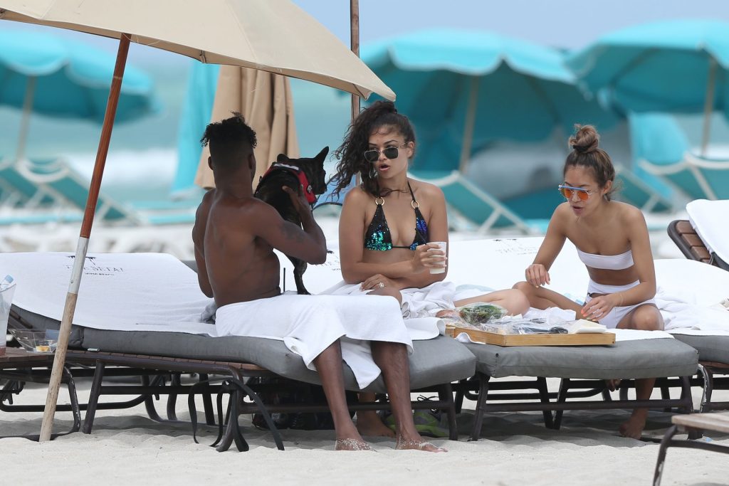 Shanina-Shaik-Upskirt-STARS-com-19