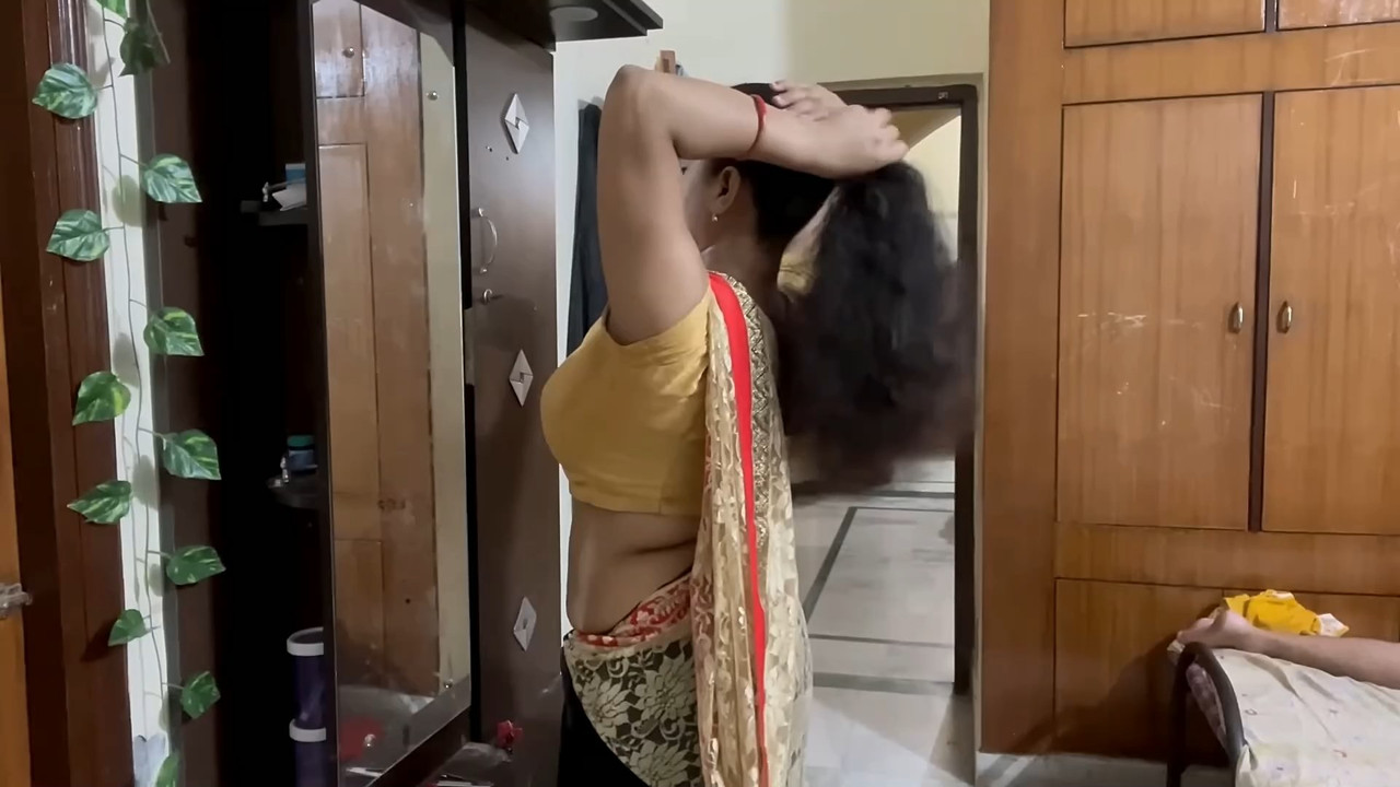 Sexy fleshy housewife ruby huge boobs, navel,ass in saree.mkv_snapshot_01.20.000